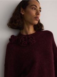 Sweter z domieszką wełny - bordowy. Czerwone swetry Reserved, l, bez wzorów, z dzianiny, bez ramiączek. W wyprzedaży za 99.99 zł.