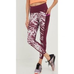 Puma legginsy do biegania 5K Graphic damskie kolor bordowy wzorzyste. Czerwone legginsy Puma, bez wzorów, z materiału. W wyprzedaży za 129.99 zł.