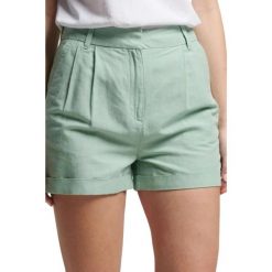 Spodenki sportowe damskie Superdry Studios Linen. Zielone szorty sportowe Superdry, bez wzorów, z bawełny, trekkingowe. Za 183.00 zł.