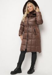 Brązowa Pikowana Kurtka ze Ściągaczem w Talii i Odpinanym Futerkiem przy Kapturze Zemilae. Brązowe kurtki Born2be, plus size, bez wzorów, z futra, eleganckie, bez kaptura. W wyprzedaży za 237.99 zł.
