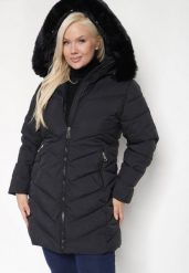 Czarna Długa Pikowana Kurtka z Kieszeniami i Kapturem z Futerkiem z Możliwością Odpięcia Mazirae. Czarne kurtki Born2be, na zimę, plus size, bez wzorów, z jeansu, eleganckie. W wyprzedaży za 206.49 zł.