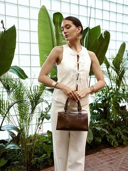 Lucky Bees Torebka "Vivien" w kolorze brązowym - 26 x 15 x 11 cm rozmiar: onesize. Brązowe torebki klasyczne Lucky Bees, bez wzorów, z materiału, przez ramię, bez dodatków. Za 109.26 zł.