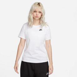 Koszulka sportowa damska Nike Nsw Tee Club. Białe t-shirty sportowe Nike, bez wzorów, z bawełny, bez ramiączek, na fitness i siłownię. Za 225.00 zł.