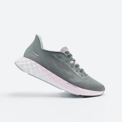Buty do biegania damskie Kiprun KS900 Light. Białe buty do biegania KIPRUN, bez wzorów, bez zapięcia, do biegania. W wyprzedaży za 299.99 zł.