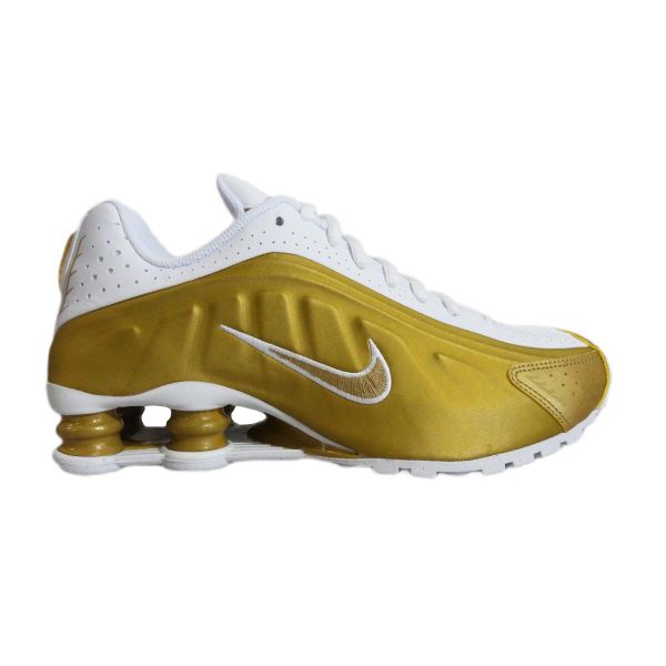Buty sportowe Nike Shox R4 Metallic Gold White (GS) Złote - CW2626-700. Żółte buty sportowe lifestyle Nike, bez wzorów, bez zapięcia, do koszykówki. Za 457.70 zł.