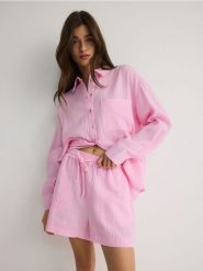 Koszula z bawełnianego muślinu - różowy. Czerwone koszule Reserved, l, bez wzorów, z bawełny, bez kołnierzyka, bez ramiączek. W wyprzedaży za 99.99 zł.