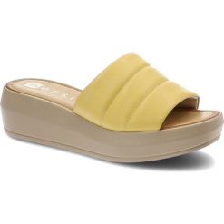 Żółte Klapki Nessi Wygodne Skórzane Buty. Żółte klapki Nessi, bez wzorów, bez obcasa, na platformie, bez zapięcia. Za 289.00 zł.