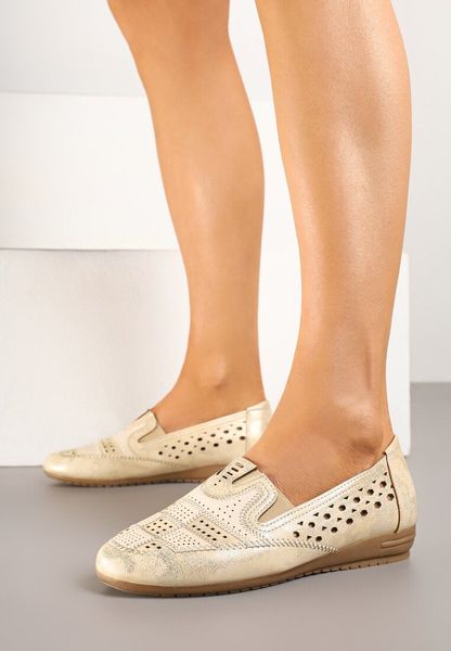 Złote Ażurowe Półbuty Metaliczne na Niskim Koturnie ze Skórzaną Wkładką Marailena. Żółte półbuty wsuwane Born2be, z aplikacjami, z jeansu, eleganckie, bez obcasa, na koturnie. Za 59.99 zł.