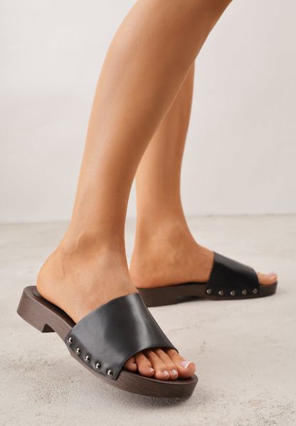 Czarne Klapki w Klasycznym Stylu z Nitami Talove. Czarne klapki Born2be, bez wzorów, z jeansu, eleganckie, bez obcasa, na płaskiej podeszwie, bez zapięcia. Za 59.99 zł.