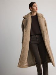 Płaszcz oversize - beżowy. Brązowe płaszcze Reserved, l, bez wzorów, z tkaniny, bez kaptura. W wyprzedaży za 259.99 zł.