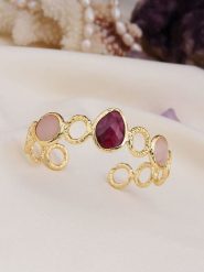 L'Atelier de Gaia Pozłacana bransoletka z elementami ozdobnymi rozmiar: onesize. Różowe bransoletki L'Atelier de Gaia, z agatem, pozłacane. Za 104.64 zł.