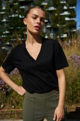 Bawełniana bluzka z dekoltem w serek czarna. Czarne bluzki MOODO, l, bez wzorów, z bawełny, bez kołnierzyka, bez ramiączek. Za 39.99 zł.