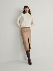 Sweter oversize z golfem - kremowy. Białe swetry Reserved, l, bez wzorów, z dzianiny, bez ramiączek. W wyprzedaży za 49.99 zł.