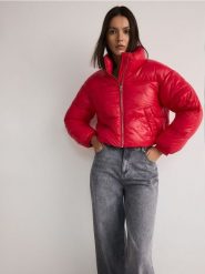 Krótka pikowana kurtka - czerwony. Czerwone kurtki Reserved, l, bez wzorów, z tkaniny, bez kaptura. W wyprzedaży za 119.99 zł.