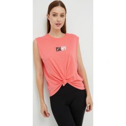 Dkny top bawełniany DP2T8872 kolor różowy. Czerwone topy DKNY, l, bez wzorów, z bawełny, bez kołnierzyka, bez ramiączek. Za 209.99 zł.