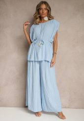 Niebieski Komplet Spodnie o Szerokim Kroju i Bluzka z Usztywnioną Linią Ramion Nilamira. Niebieskie bluzki Renee, m, bez wzorów, eleganckie, bez kołnierzyka, bez ramiączek. W wyprzedaży za 143.99 zł.