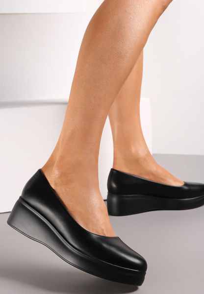 Czarne Czółenka na Niewysokim Koturnie Arrington. Czarne czółenka Renee, bez wzorów, z okrągłym noskiem, bez obcasa, na koturnie, bez zapięcia. Za 79.99 zł.