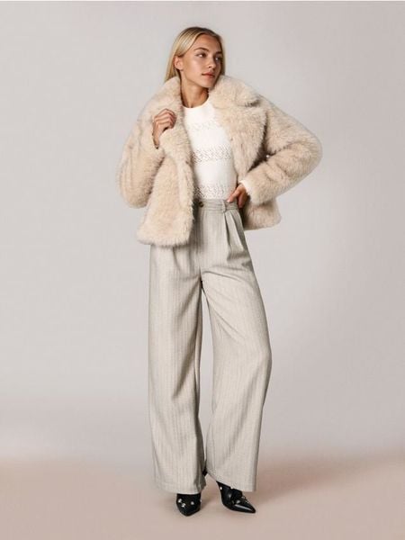 Ażurowy sweter z domieszką wełny - kremowy. Białe swetry Sinsay, l, w ażurowe wzory, z wełny, bez ramiączek. Za 59.99 zł.