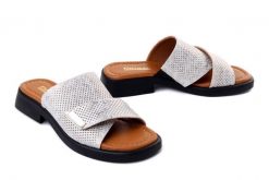 Artiker Relaks 58C2800 biały, klapki damskie. Białe klapki Artiker Relaks, bez wzorów, bez obcasa, bez zapięcia. Za 219.90 zł.