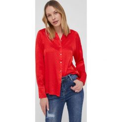 Answear Lab koszula damska kolor czerwony relaxed ze stójką. Czerwone koszule Answear Lab, l, bez wzorów, z tkaniny, bez kołnierzyka, bez ramiączek. W wyprzedaży za 88.99 zł.