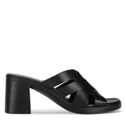 Klapki Lasocki. Czarne klapki Lasocki, bez wzorów, bez obcasa, bez zapięcia. Za 179.99 zł.