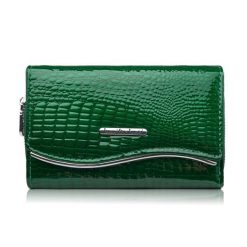 Portfel damski skórzany lakierowany z tłoczeniem croco zielony SP-24-CGRN. Zielone portfele PAOLO PERUZZI, bez wzorów, z lakierowanej skóry. Za 109.00 zł.
