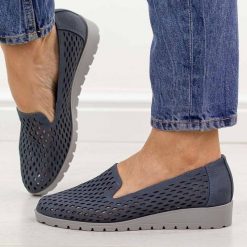 Niebieskie ażurowe półbuty damskie Jezzi 1628-23. Niebieskie półbuty wsuwane Jezzi, na jesień, w ażurowe wzory, z jeansu, casualowe, bez obcasa, na koturnie. Za 189.00 zł.