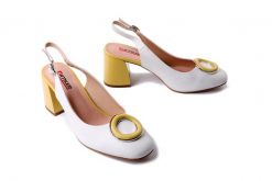 ARTIKER RELAKS 56C2226 biały, czółenka damskie. Białe czółenka Artiker Relaks, na lato, z aplikacjami, eleganckie, bez obcasa, bez zapięcia. Za 249.90 zł.