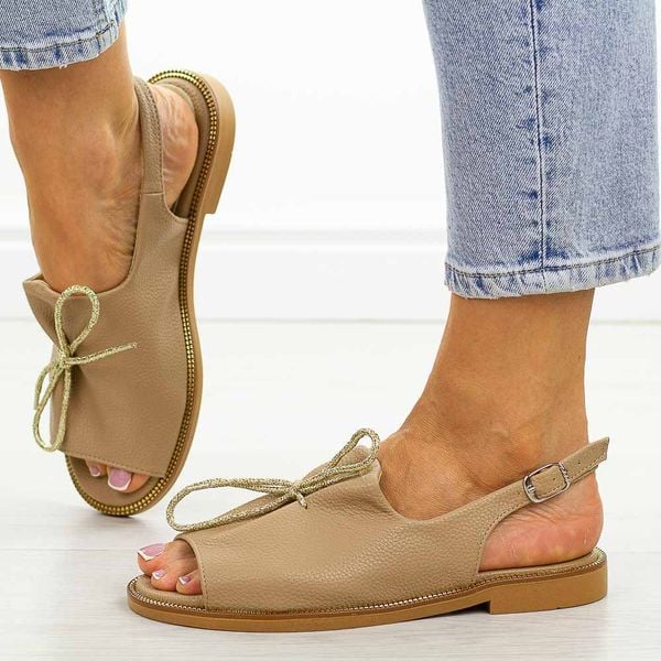 Taupe Polskie sandały damskie Suzana Val. Żółte sandały Suzana, z aplikacjami, z jeansu, eleganckie, bez obcasa, na płaskiej podeszwie, bez zapięcia. Za 199.00 zł.