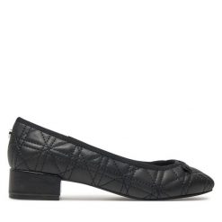 Półbuty Steve Madden. Czarne półbuty wsuwane Steve Madden, bez wzorów, bez obcasa, na płaskiej podeszwie. Za 279.99 zł.