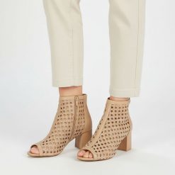 Botki damskie Maciejka, cholewka ze skóry naturalnej licowej ażurowa konstrukcja zwarta bryła wyraźnie zaznaczona linia przodu, beżowe, 07412-04/00-1. Brązowe botki Maciejka, w ażurowe wzory, ze skóry, bez obcasa, bez zapięcia. Za 539.00 zł.