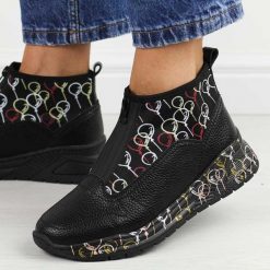 Czarne skórzane botki damskie na koturnie T.Sokolski Z24-349. Czarne botki Sokolski, bez wzorów, ze skóry, eleganckie, z okrągłym noskiem, bez obcasa, na koturnie, bez zapięcia. W wyprzedaży za 181.30 zł.