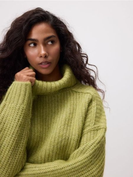 Golf z domieszką wełny - oliwkowy. Zielone swetry Reserved, l, bez wzorów, z dzianiny, bez ramiączek. Za 159.99 zł.