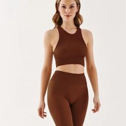 Bezszwowy top damski z dekoltem halter rib mocca. Brązowe skarpetki sportowe Gabriella, bez wzorów, z dzianiny. Za 69.60 zł.