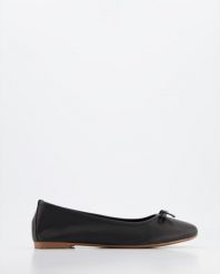 KLASYCZNE BALERINY 6021 BLACK. Czarne baleriny Venezia, bez wzorów, ze skóry, klasyczne, bez obcasa, bez zapięcia. Za 169.00 zł.