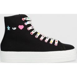 Chiara Ferragni trampki High Canvas damskie kolor czarny. Czarne trampki Chiara Ferragni, bez wzorów, z gumy, bez zapięcia. Za 919.99 zł.