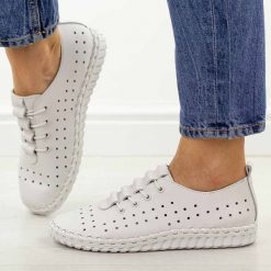 Białe ażurowane skórzane półbuty damskie T.Sokolski w26-02. Białe półbuty wsuwane Sokolski, na jesień, bez wzorów, z jeansu, klasyczne, bez obcasa, na płaskiej podeszwie. Za 259.00 zł.