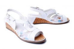 SUAVE 710113-59 freesia, sandały damskie. Białe sandały Suave, bez wzorów, z gumy, bez obcasa, na koturnie, bez zapięcia. Za 379.90 zł.