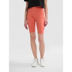Szorty damskie Hummel Legacy. Czerwone szorty sportowe Hummel, bez wzorów, z dżerseju, na fitness i siłownię. W wyprzedaży za 92.00 zł.