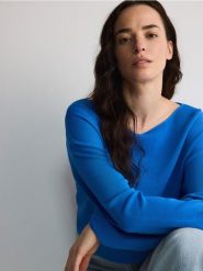 Sweter z wiskozą - jasnoniebieski. Niebieskie swetry Reserved, l, bez wzorów, z dzianiny, bez ramiączek. W wyprzedaży za 59.99 zł.