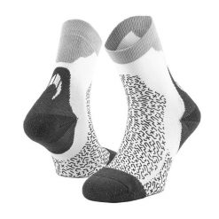 Skarpety z ekstremalnym chwytem (Extreme Grip Sock). Białe skarpetki HO SOCCER, bez wzorów. Za 161.46 zł.