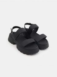 Sandały na platformie z imitacji skóry - czarny. Czarne sandały Sinsay, bez wzorów, ze skóry, bez obcasa, na platformie, bez zapięcia. Za 59.99 zł.