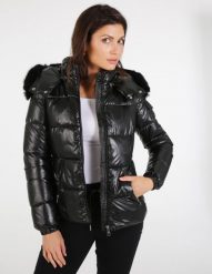 Pikowana kurtka. Czarne kurtki Unisono, s, z aplikacjami, z futra, bez kaptura. Za 389.00 zł.