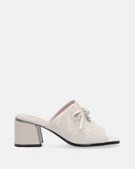 ELEGANCKIE KLAPKI NA OBCASIE 085-16-2 BEIGE. Brązowe klapki Venezia, bez wzorów, ze skóry, eleganckie, bez obcasa, na obcasie, bez zapięcia. Za 239.00 zł.