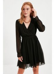 Trendyol Sukienka w kolorze czarnym rozmiar: 38. Czarne sukienki Trendyol, bez wzorów, z tkaniny, bez kołnierzyka, bez ramiączek, midi, kopertowe. Za 87.95 zł.