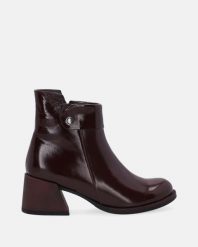 BORDOWE LAKIEROWANE BOTKI G057508 PAT BURG. Czerwone botki Venezia, bez wzorów, z lakierowanej skóry, bez obcasa, bez zapięcia. Za 379.00 zł.