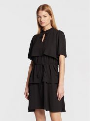 Bruuns Bazaar Sukienka codzienna Camilla BBW3172 Czarny Regular Fit. Czarne sukienki Bruuns Bazaar, na co dzień, bez wzorów, z syntetyku, bez kołnierzyka, bez ramiączek, proste. Za 379.99 zł.