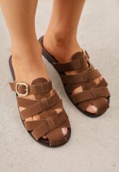 Brązowe Klapki z Paskami w Stylu Gladiatorek z Klamerką Lorianatea. Brązowe klapki Born2be, bez wzorów, z jeansu, bez obcasa, na płaskiej podeszwie, bez zapięcia. Za 79.99 zł.