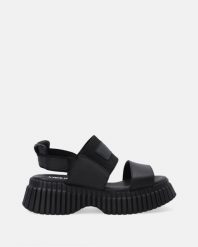 CZARNE SANDAŁY NA KOTURNIE 73-103 BLACK. Czarne sandały Venezia, bez wzorów, ze skóry, bez obcasa, na koturnie, bez zapięcia. Za 299.00 zł.