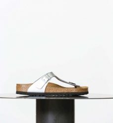Klapki Birkenstock Gizeh Damskie. Szare klapki Birkenstock, bez wzorów, z materiału, bez obcasa, bez zapięcia. Za 379.10 zł.